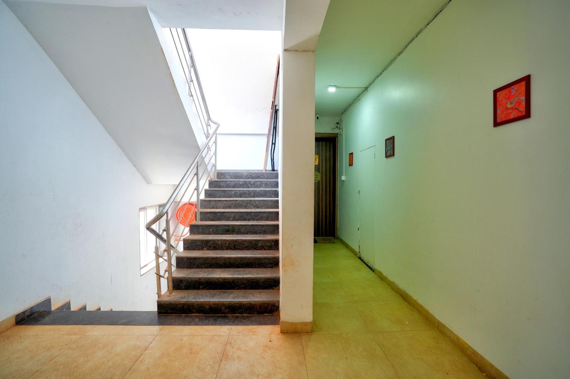 Luxurious Nirvana Apartments Вагатор Екстериор снимка