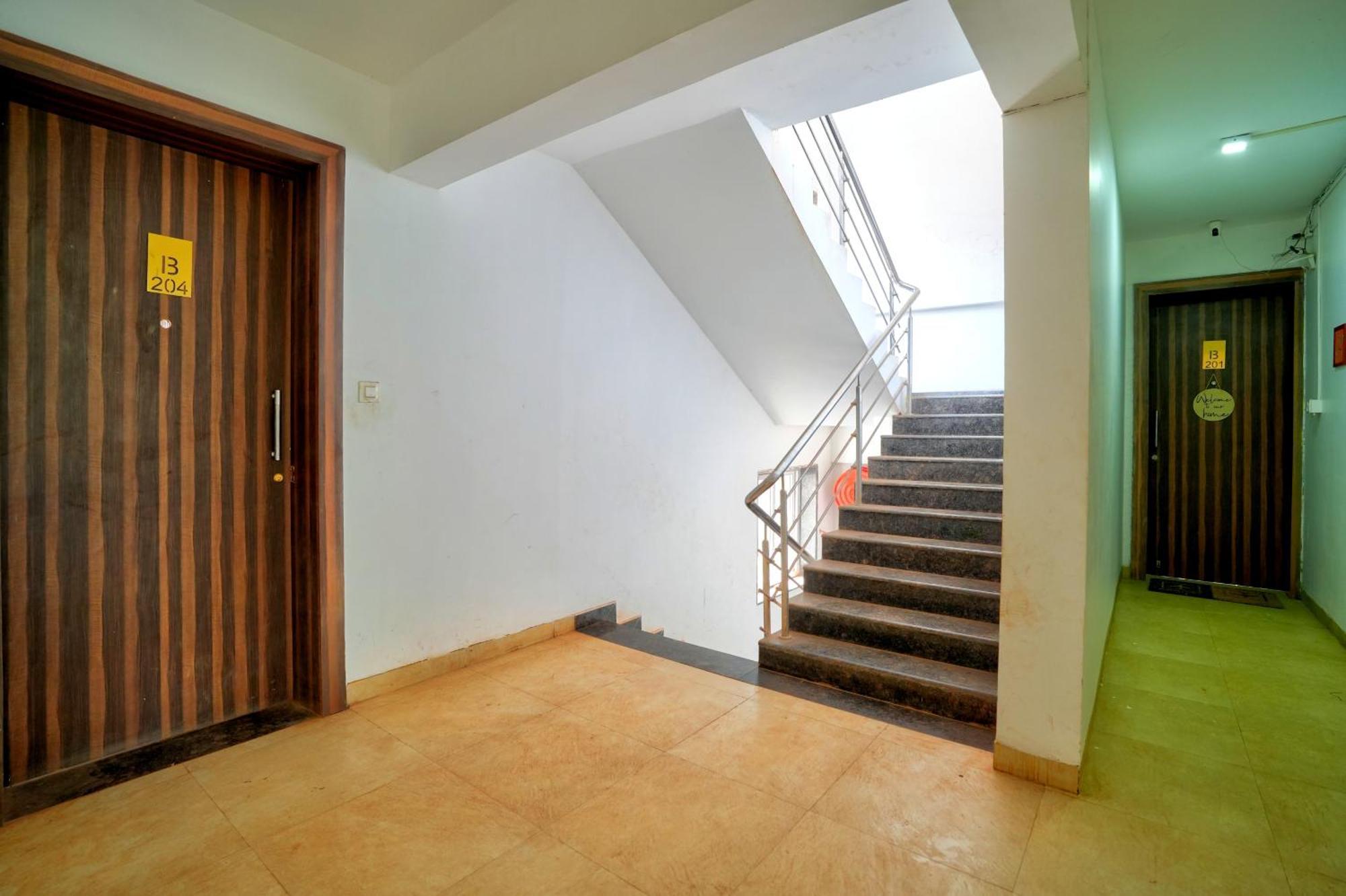 Luxurious Nirvana Apartments Вагатор Екстериор снимка